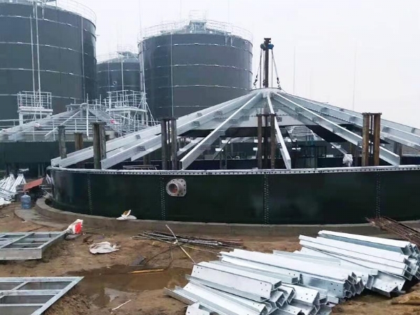 建設(shè)中的搪瓷拼裝罐